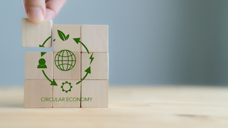 Holzbausteine, die zusammengesetzt 