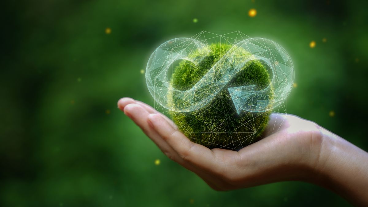 Geöffnete Hand mit moosbedeckter Kugel