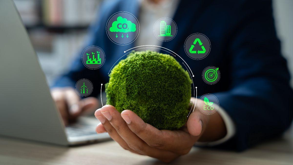 Eine Hand hält eine moosbedeckte Kugel. Darüber schweben sieben Symbole, die zentrale Themen des Umwelt- und Klimaschutzes visualisieren. 