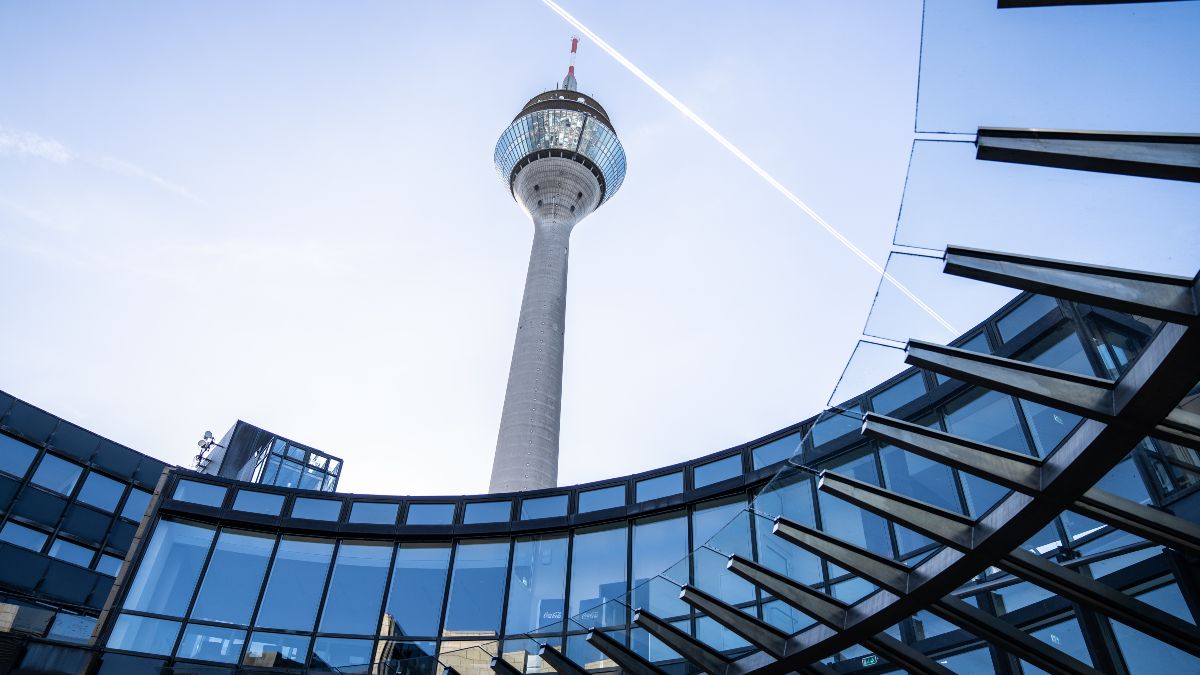 Blick vom NRW-Landtag auf den Rheinturm (Froschperspektive)