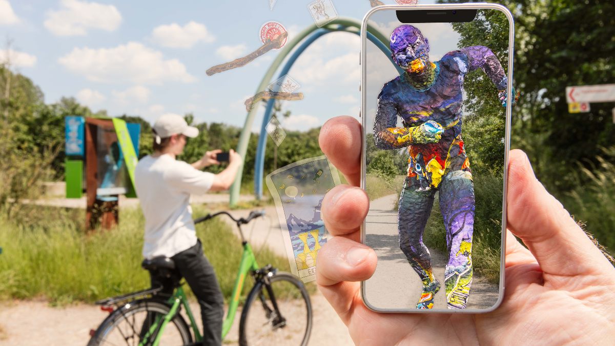 Spielplatz; davor Hand mit Smartphone, auf dessen Bildschirm virtuelle Zusatzinhalte zu sehen sind.