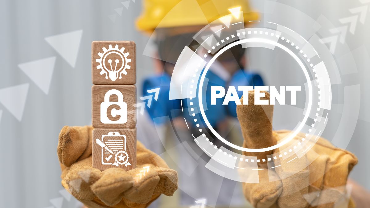  Person mit Sicherheitshelm und Sicherheitshandschuh, der Bausteine in der Hand hält.