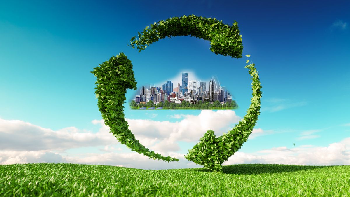 Grüne Wiese mit wolkigem Himmel im Hintergrund. Davor drei Pfeile, die einen Kreis bilden in dessen Zentrum der Umriss einer Stadt zu erkennen ist.