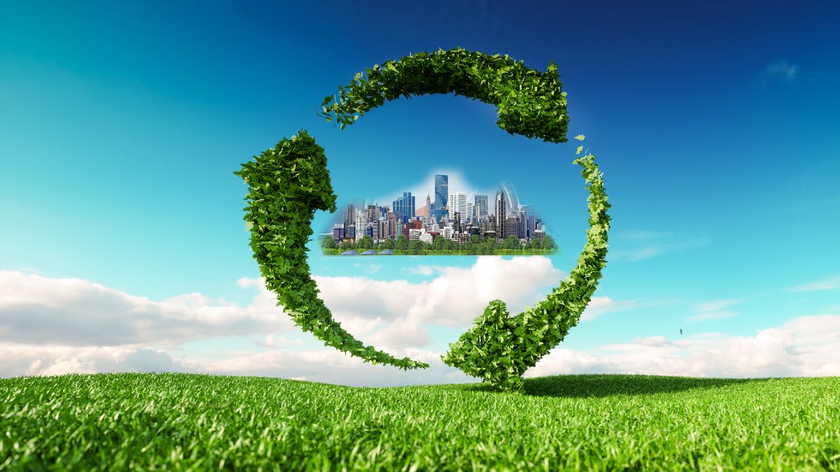 Grüne Wiese mit wolkigem Himmel im Hintergrund. Davor drei Pfeile, die einen Kreis bilden in dessen Zentrum der Umriss einer Stadt zu erkennen ist.
