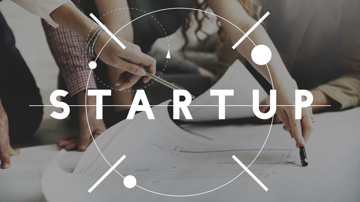 Mehrteilige Collage mit dem Schriftzug Start-up im Zentrum